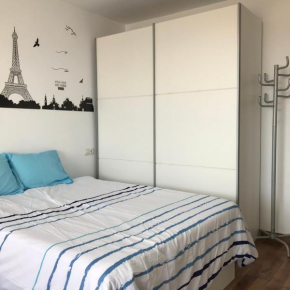 APARTAMENTO ESTUDIO LOFT en el Centro para 3 o 4 Personas Cama doble y sofá cama Check in a partir de las 15 y 30 min pm y check out hasta las 12 pm con wifi Normalmente No se puede adelantar el check